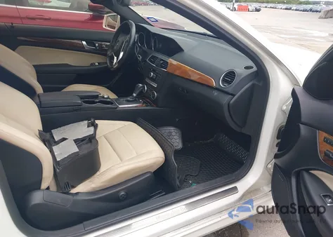 2012 Mercedes-Benz C 250 из США, поврежденный, VIN WDDGJ4HB4CF756706